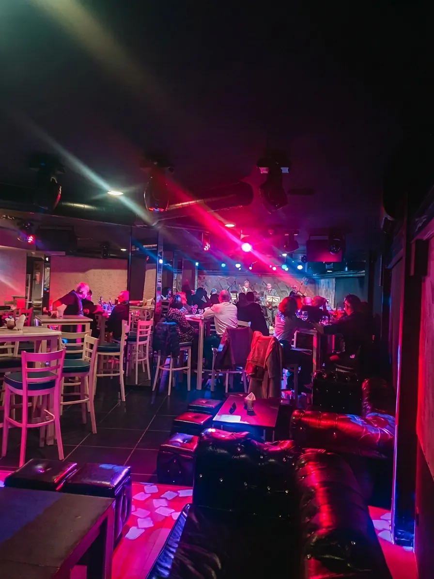 Оживената атмосфера в Drift Bar