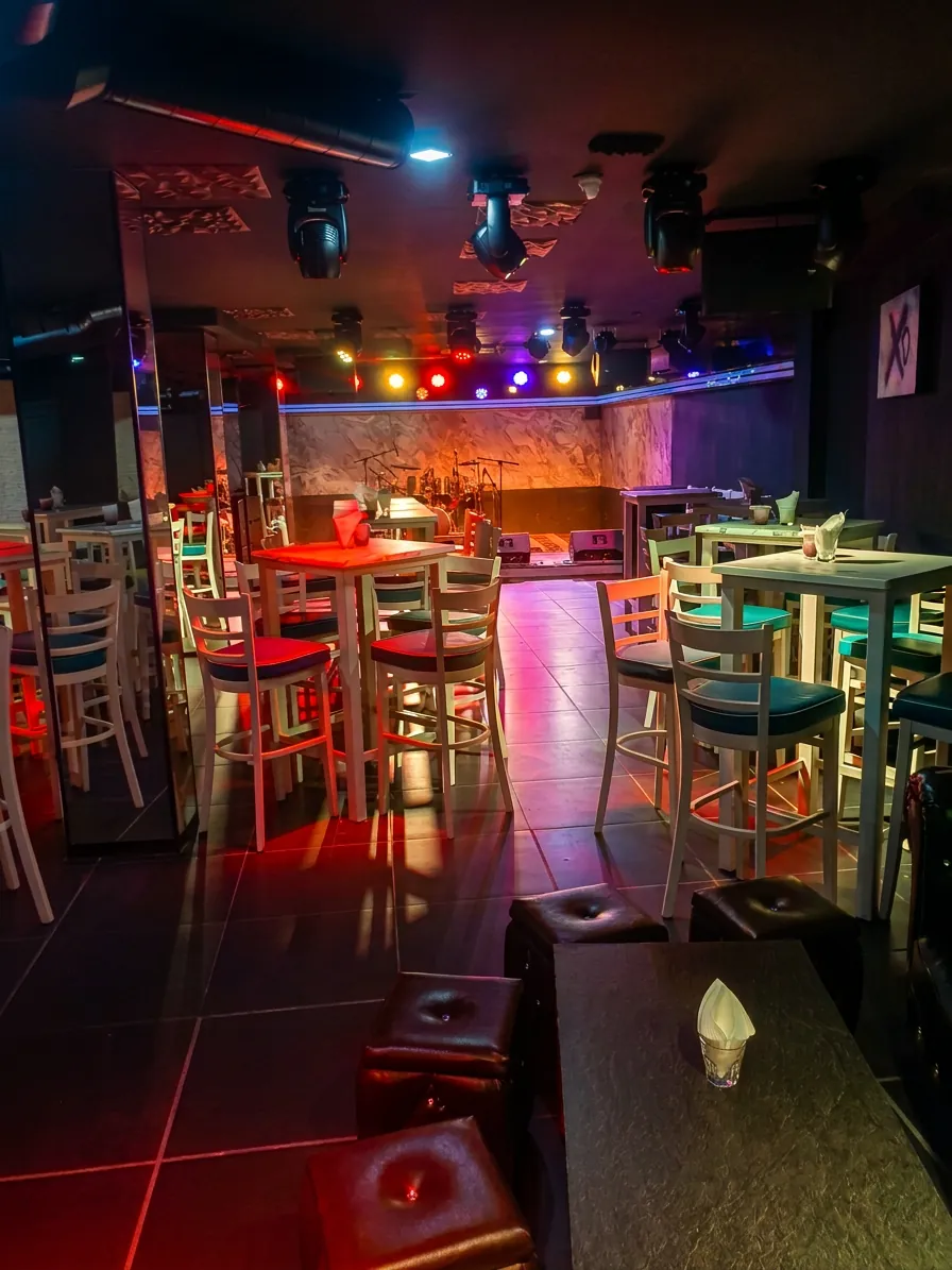 Уютни маси в Drift Bar